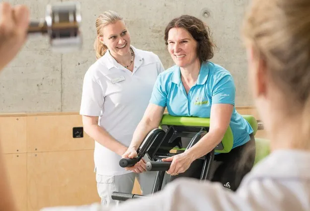 Frau in Physiotherapie