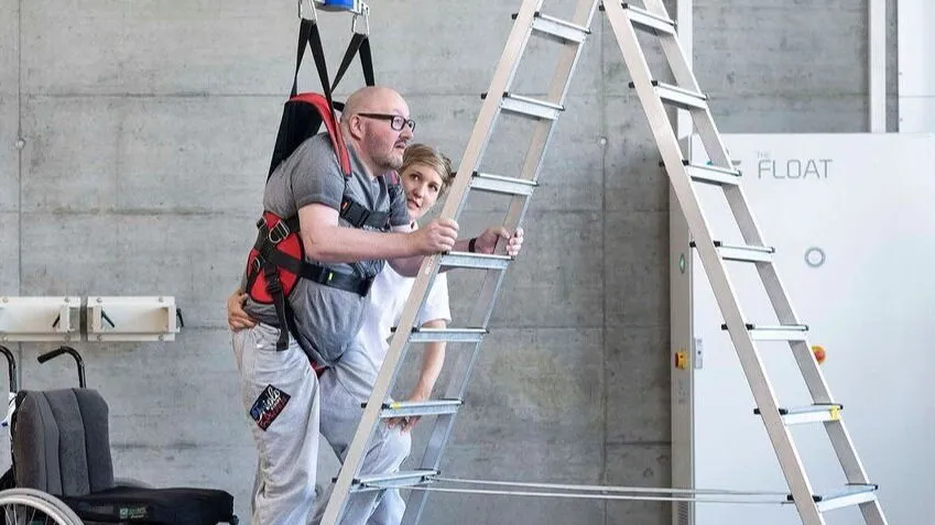 Mann in Neurologischer Rehabilitation bei robotikgestützter Therapie