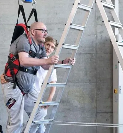 Mann in Neurologischer Rehabilitation bei robotikgestützter Therapie