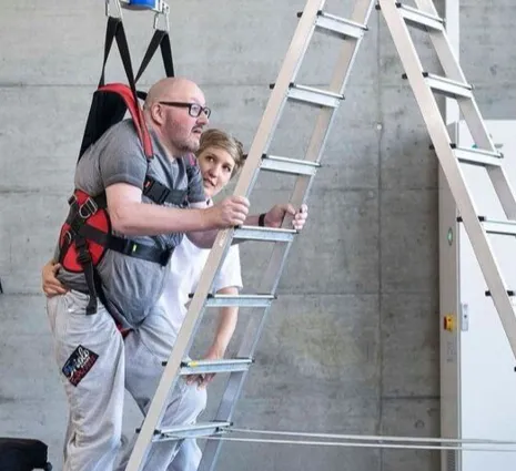 Mann in Neurologischer Rehabilitation bei robotikgestützter Therapie