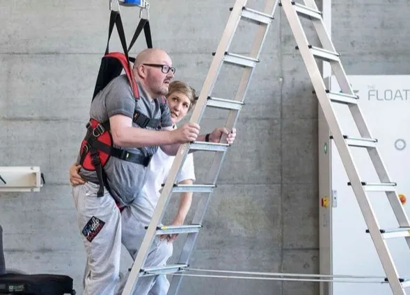 Mann in Neurologischer Rehabilitation bei robotikgestützter Therapie