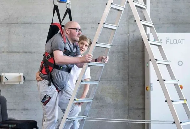 Mann in Neurologischer Rehabilitation bei robotikgestützter Therapie