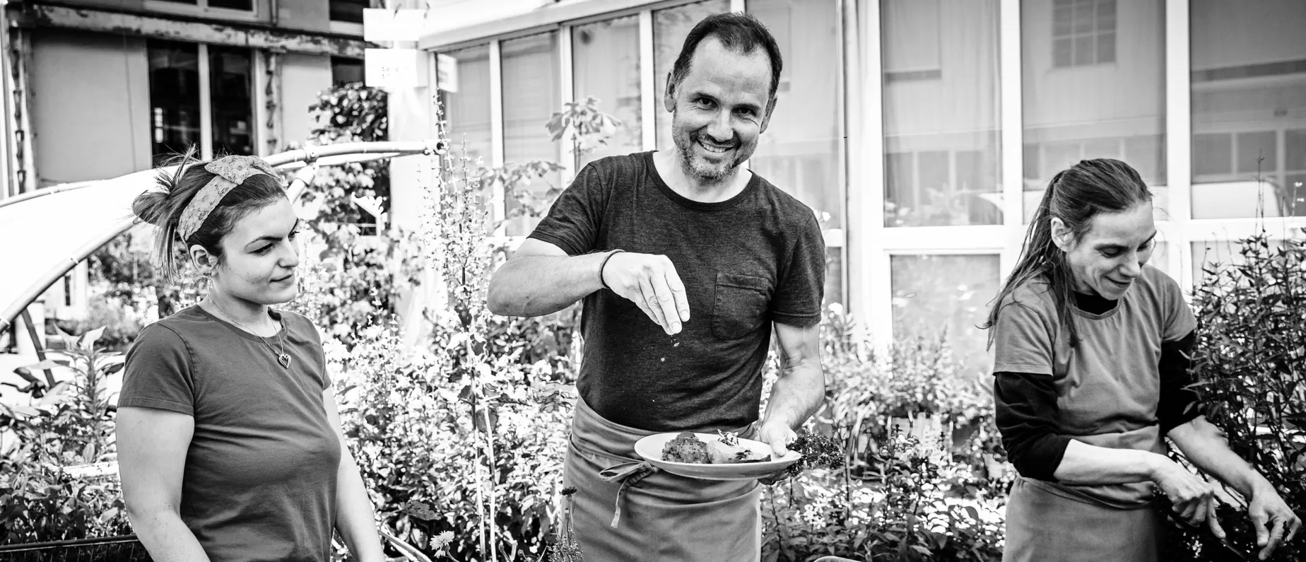 Andreas Seiler (Mitte) und seine Mitarbeiterinnen Clea Reo (links) und Nadine Kohler legen im Bio Bistro Wert auf grösste Qualität.