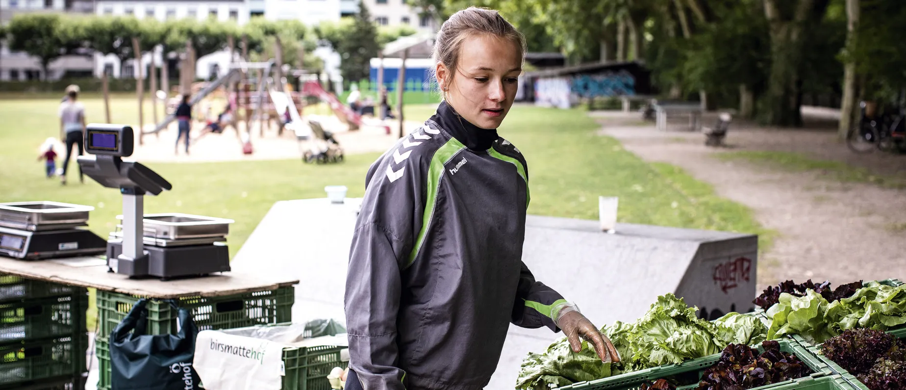 Birsmattehof: Hannah Kummerfeld, Mitarbeiterin Birsmattehof, verkauft im Sommer Bio-Gemüse auf den Wochenmärkten.