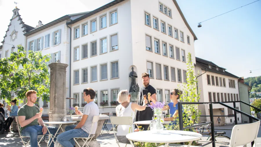 Geniessen Sie Aarau im Freien bei einem Glas Wein oder einer feinen Glace.