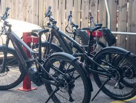 Stromanschlüsse zum Laden der Akkus