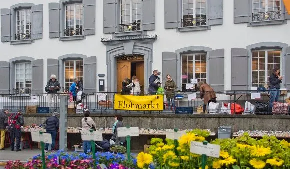 Grosser Flohmarkt vor der Stadtbibliothek Aarau Grosser Flohmarkt vor der Stadtbibliothek Aarau