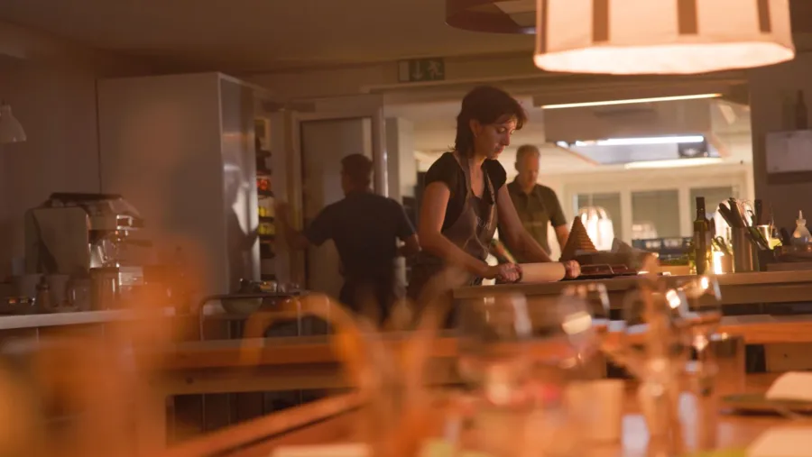Gemeinsam kochen und essen fördert den Teamgedanken. Gemeinsam kochen und essen fördert den Teamgedanken.