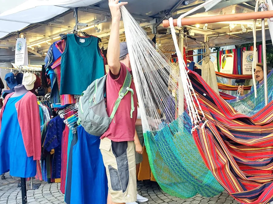 Stöbern und finden: Alltägliches und Nichtalltägliches findet man am Warenmarkt.