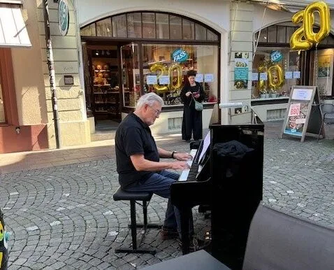 20 Jahre Vom Fass: Alfred Holenweg setzte sich zur Feier des Tages gleich selber ans Klavier. 20 Jahre Vom Fass: Alfred Holenweg setzte sich zur Feier des Tages gleich selber ans Klavier.