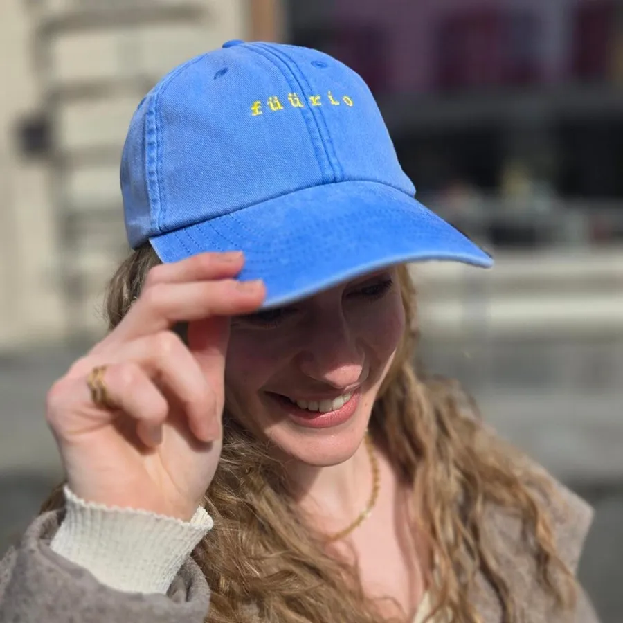 Gelbes füürio auf Blau