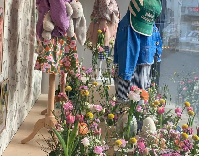 Blumige Innenstadt: Schaufensterrundgang während Blumen für die Kunst