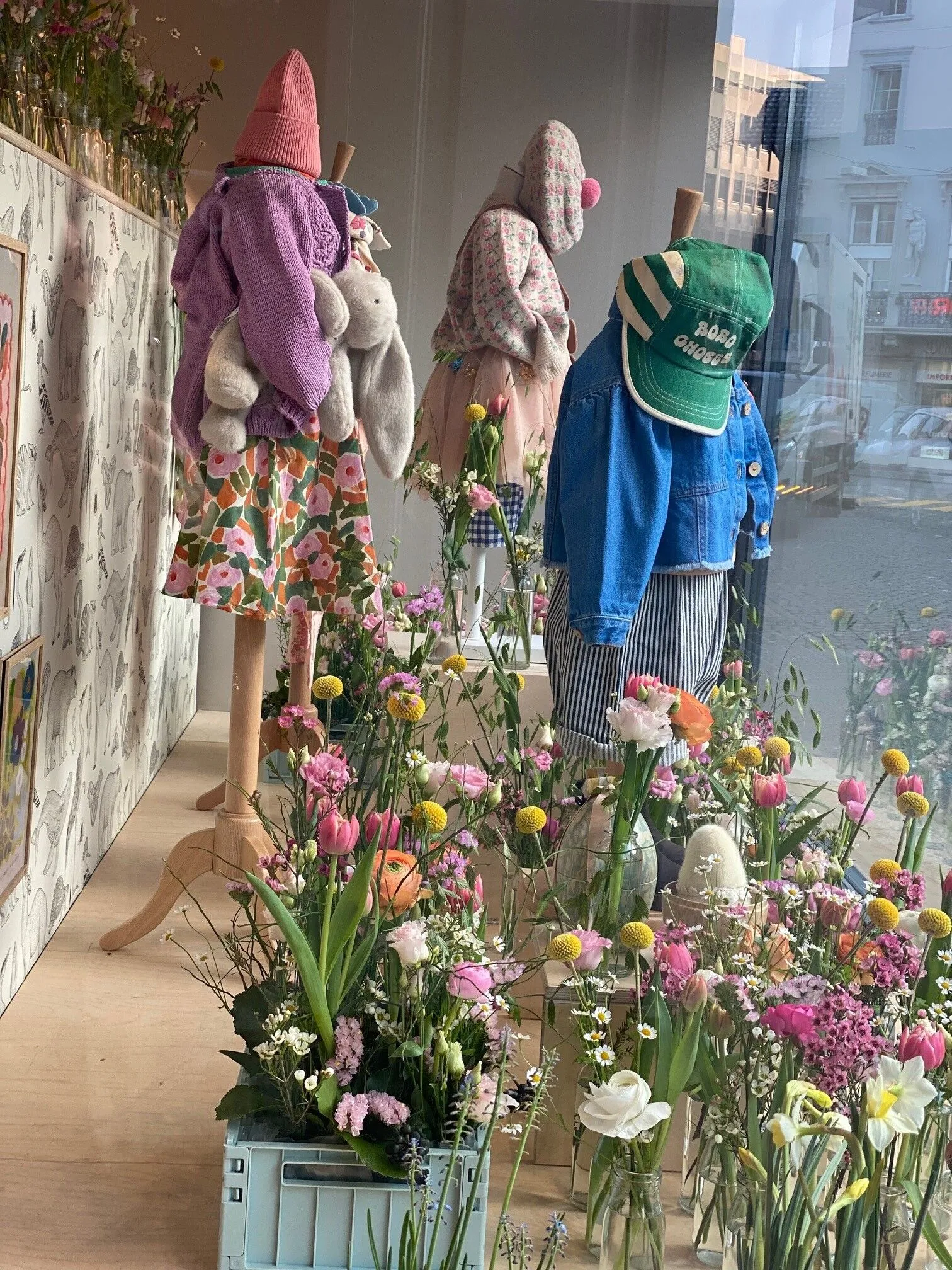 Blumige Innenstadt: Schaufensterrundgang während Blumen für die Kunst