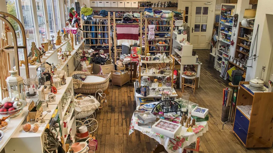 Die zweigeschossige Brockenstube lädt zum Stöbern ein.