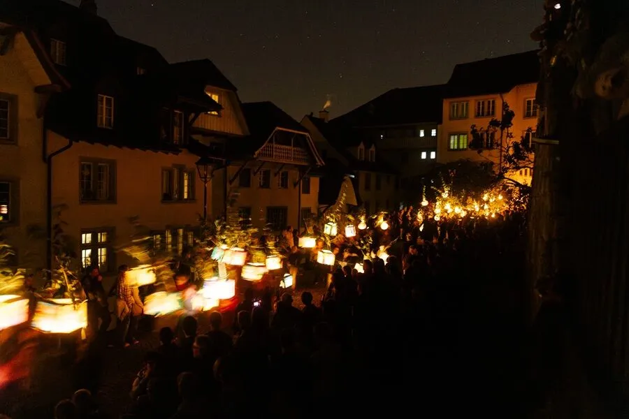 Während des Umzugs werden in der Innenstadt die Lichter gelöscht.