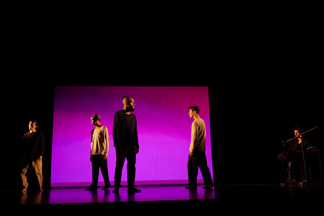 PREMIO
Coşkun Kenar:
«MISAFIR»
Leitung / Konzept / Choreografie: Coşkun Kenar
TANZ:
Issue Park, Luis « ENANO » Bogago, Cho, Moa Yamin Bomolo. Musik: Tobias Herzog

 (Yoshiko Kusano)