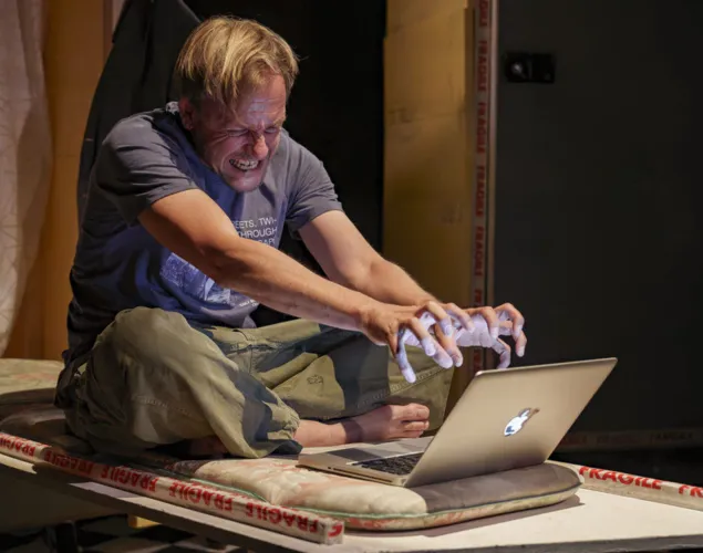 Flüstern in stehenden Zügen Flüstern in stehenden Zügen