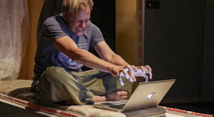 Flüstern in stehenden Zügen