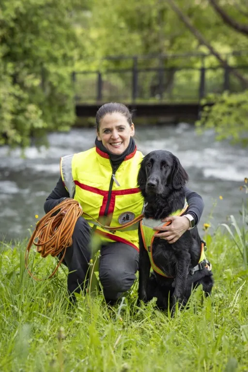 Martina Häfeli sucht in der Freizeit mit Ihrer Hündin Kaija nach vermissten Personen.