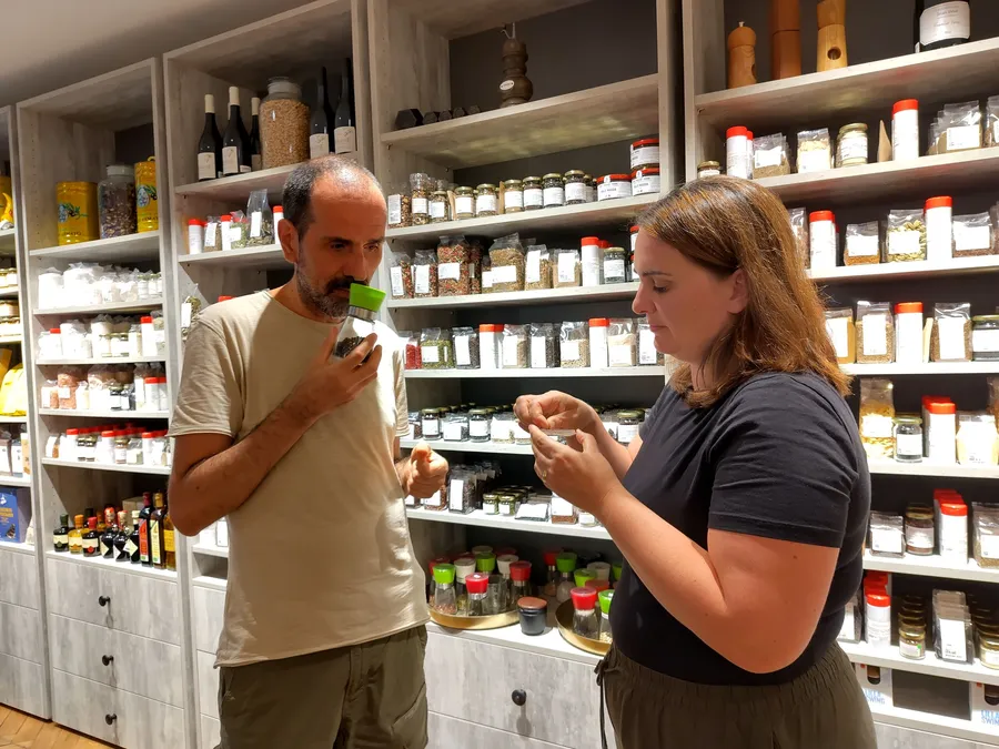 Die Aarventszauberinnen wählen ihre Produkte in direkter Zusammenarbeit mit den Produzent:innen aus. Hier Lina Isenring (li) bei Mirco Chierchia, Inhaber Gewürz Profi. Die Aarventszauberinnen wählen ihre Produkte in direkter Zusammenarbeit mit den Produzent:innen aus. Hier Lina Isenring (li) bei Mirco Chierchia, Inhaber Gewürz Profi.
