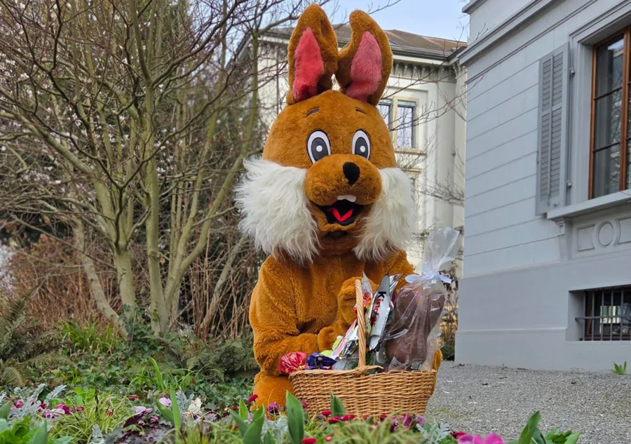 Am 4. April verteilt der Osterhase Süssigkeiten an die Kinder.