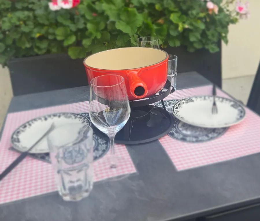 Ob drinnen oder draussen - das Restaurant Laterne bietet jederzeit ein feines Fondue an. Ob drinnen oder draussen - das Restaurant Laterne bietet jederzeit ein feines Fondue an.