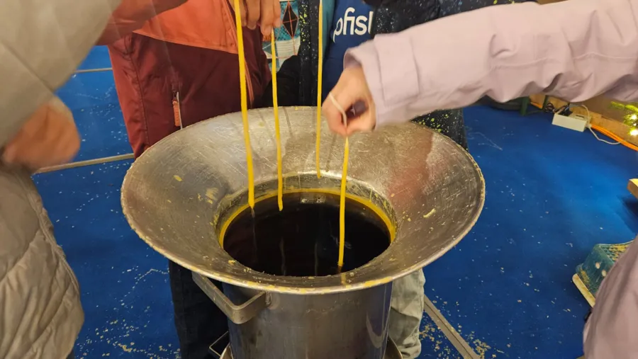 Ein Erlebnis: das Kerzenziehen in der Telli und in der Markthalle