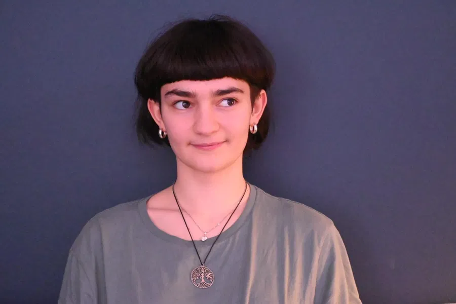 Emily Lang, Regisseurin von «Von Fäden und Knoten», bringt ihr Matura-Projekt auf die Bühne des fanfaluca.