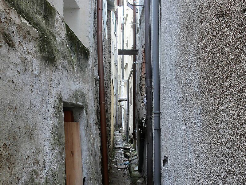 Den Eingang eines Ehgrabens erkennt man an der schmalen Türe, meist aus Holz, zwischen den Stadthäusern. Was sich dahinter wohl verbirgt?