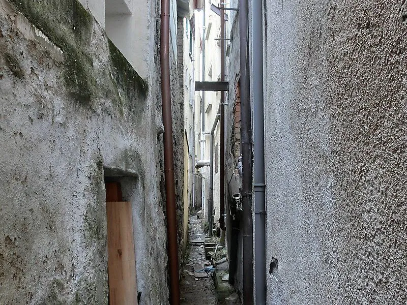 Den Eingang eines Ehgrabens erkennt man an der schmalen Türe, meist aus Holz, zwischen den Stadthäusern. Was sich dahinter wohl verbirgt? Den Eingang eines Ehgrabens erkennt man an der schmalen Türe, meist aus Holz, zwischen den Stadthäusern. Was sich dahinter wohl verbirgt?