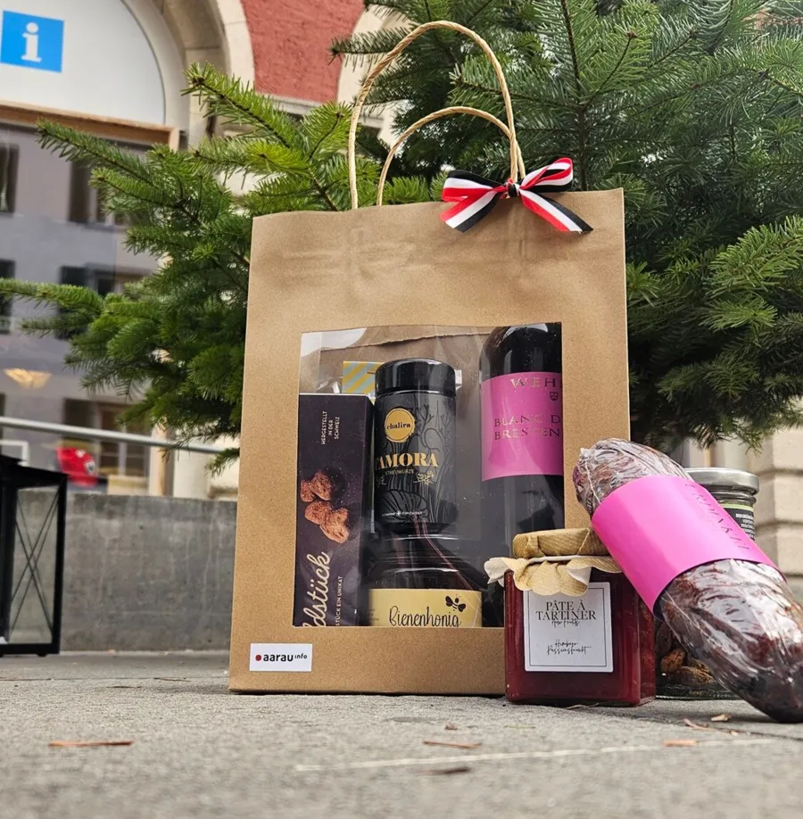 Bei Aarau Info erhältlich: Die Geschenktaschen mit lokalen Leckereien bereiten Freude und unterstützten die Region. 