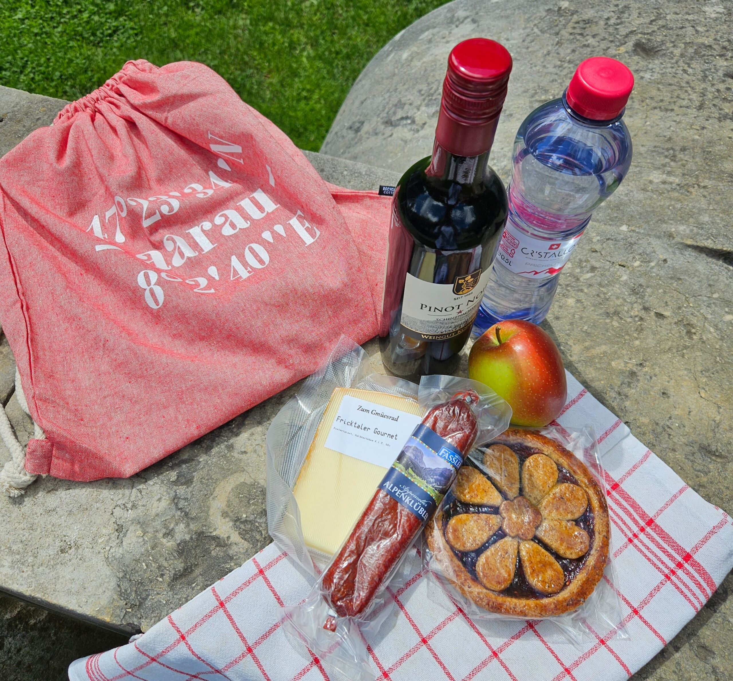 Suchen Sie sich mit Ihrer Lieblingsperson ein gemütliches Plätzli um das Picknick auszubreiten.