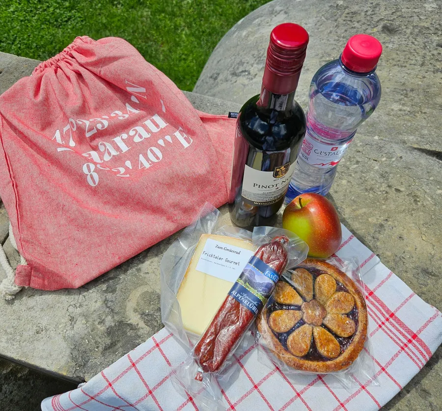 Suchen Sie sich mit Ihrer Lieblingsperson ein gemütliches Plätzli um das Picknick auszubreiten. Suchen Sie sich mit Ihrer Lieblingsperson ein gemütliches Plätzli um das Picknick auszubreiten.