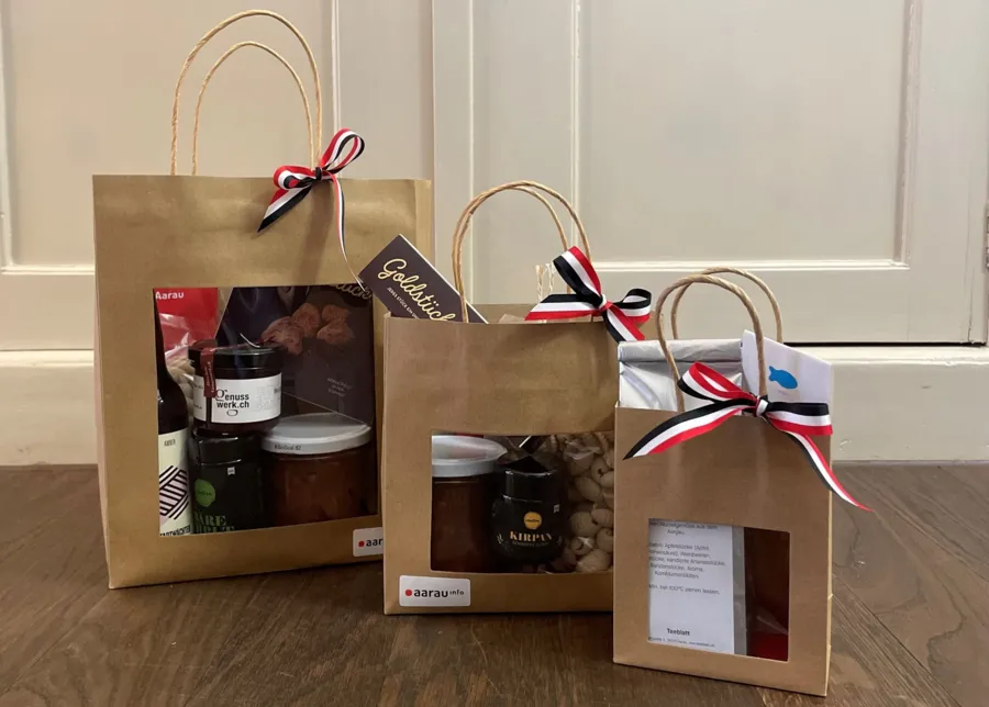 Mit den hübschen Aarauer Geschenktaschen verbreiten Sie Freude und unterstützen lokale Manufakturen. Mit den hübschen Aarauer Geschenktaschen verbreiten Sie Freude und unterstützen lokale Manufakturen.