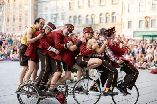 Eine achtköpfige Blaskapelle kommt auf dem Fahrrad herangefahren... Eine achtköpfige Blaskapelle kommt auf dem Fahrrad herangefahren...