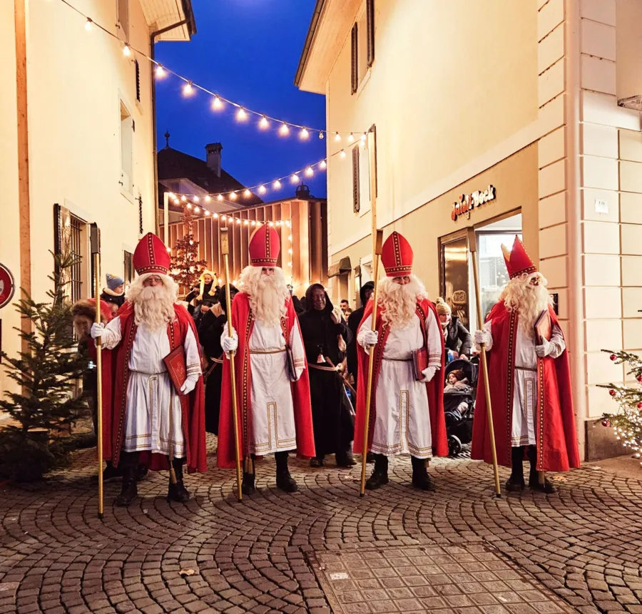 Aarauer Chlausauszug: Umzug durch die Stadt und Versli aufsagen auf dem Schlossplatz.