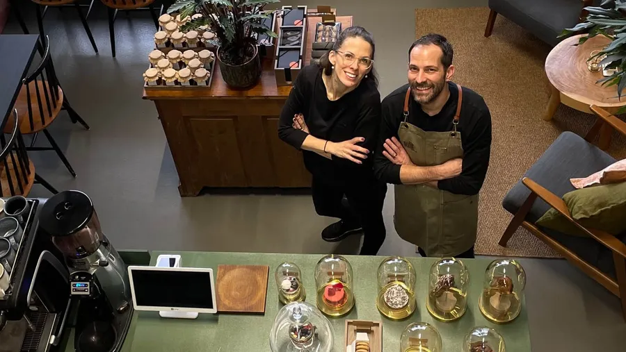 Der kleine Coffee Shop bietet eine gemütliche und inspirierende Atmosphäre, die zum Verweilen einlädt. Der kleine Coffee Shop bietet eine gemütliche und inspirierende Atmosphäre, die zum Verweilen einlädt.