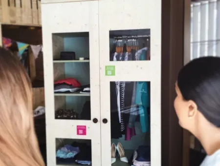 Offener Kleiderschrank in der Markthalle