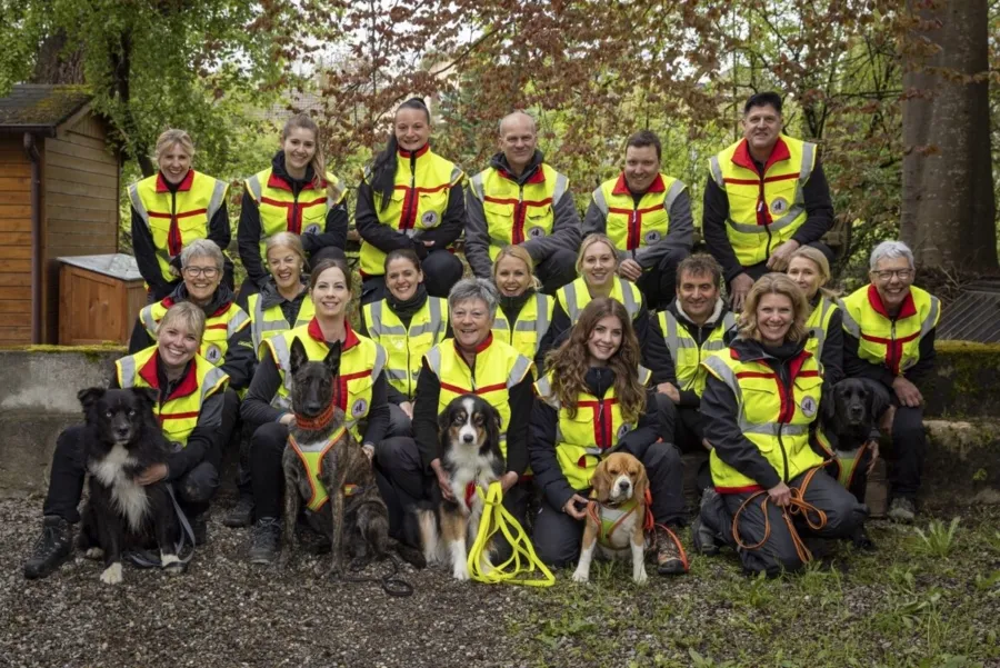 Das Personenspürhunde-Einsatzteam, dem Martina mit Kaija angehört.
