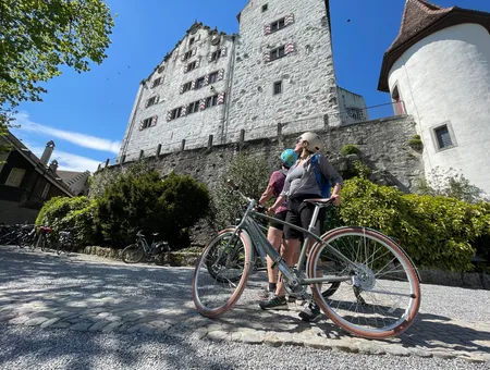 E-Bike Tour: Schlösser, Aare & Aussichten