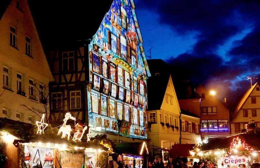 Schöne Stände und beleuchtete Gebäude: der Weihnachtsmarkt in Reutlingen