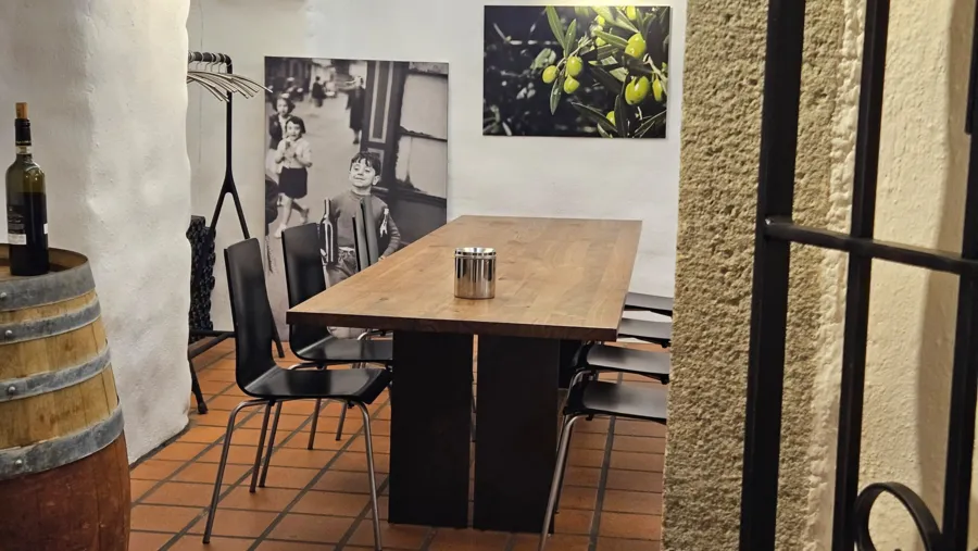 Sich im gemütlichen Gewölbekeller beraten lassen oder mit einer Gruppe feinen Wein geniessen.