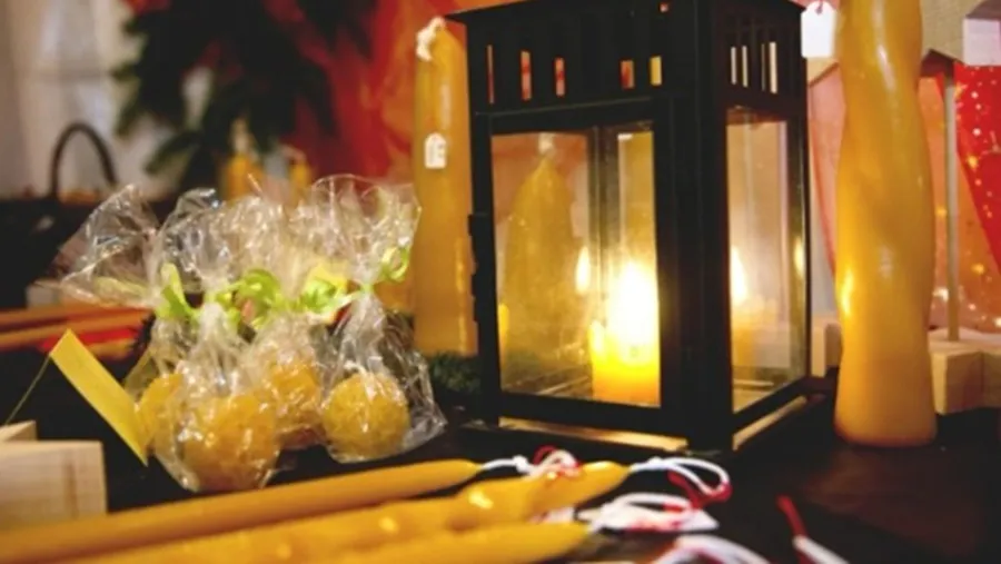 Eine selber gezogene Kerze - das Geschenk das von Herzen kommt.