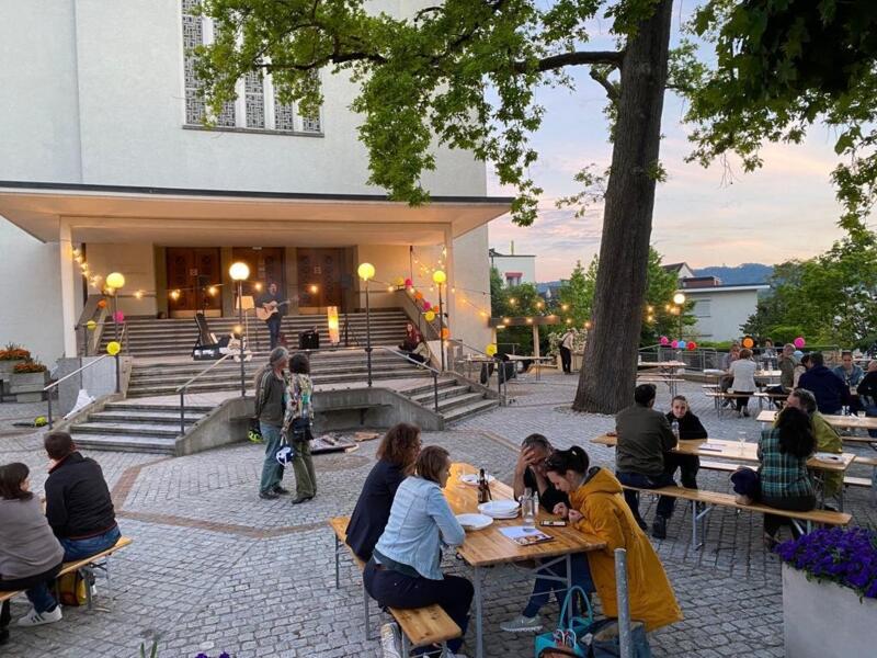 Stille in der Kirche & Miteinander im Freien