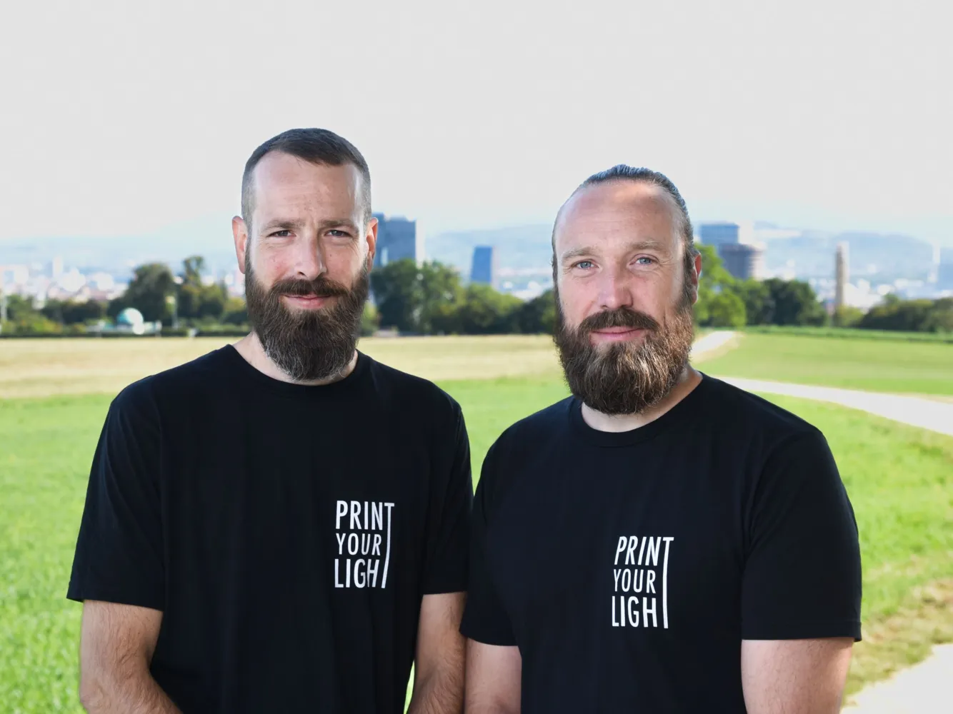 Die Gründer Adrian Hess und Sebastian Godenzi