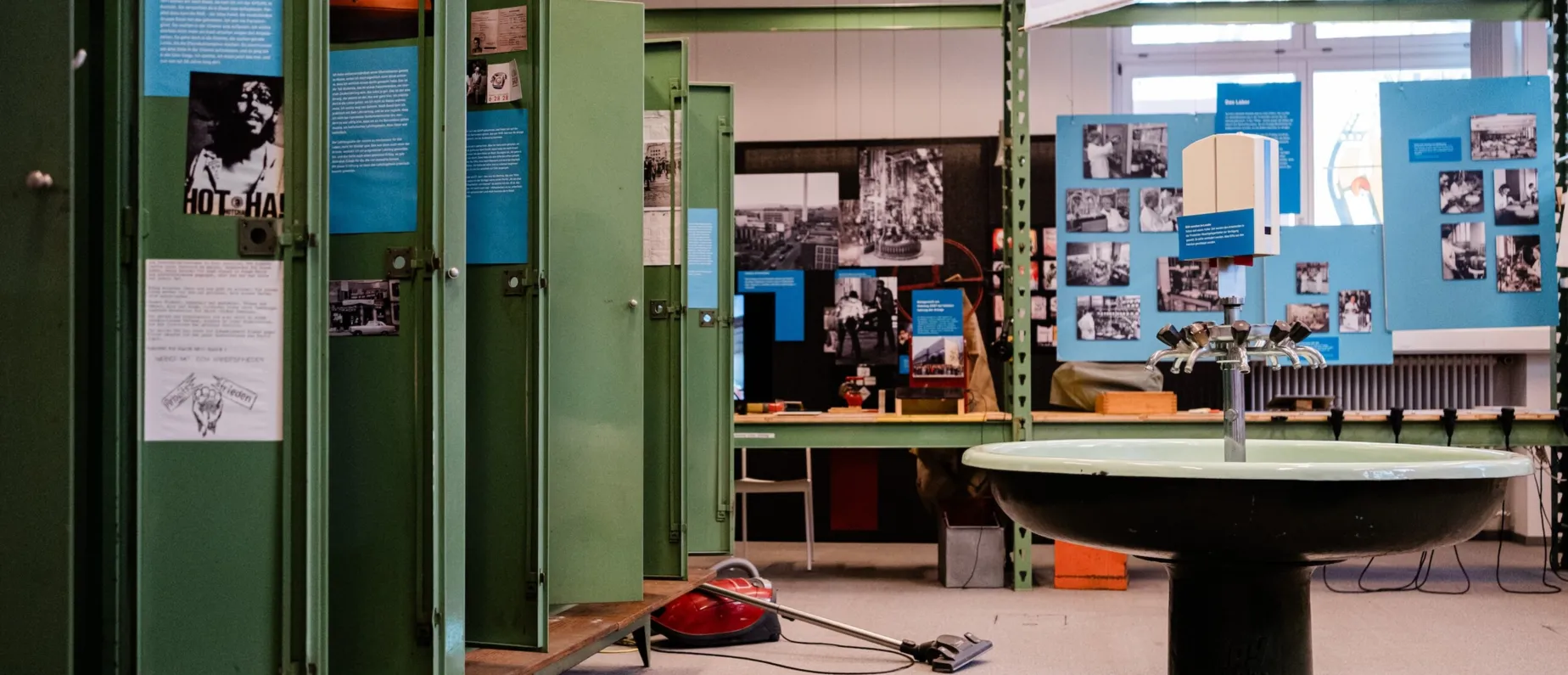 Klybeck in Basel: Einblicke in Chemiegeschichte. Chemiemuseum und Areal. Im Chemiemuseum: Der Industriebrunnen und die Spinde, das Museum ist frisch eingezogen.