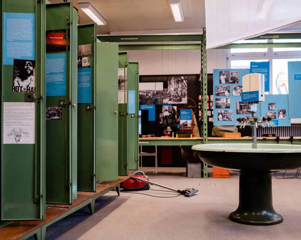 Klybeck in Basel: Einblicke in Chemiegeschichte. Chemiemuseum und Areal. Im Chemiemuseum: Der Industriebrunnen und die Spinde, das Museum ist frisch eingezogen.