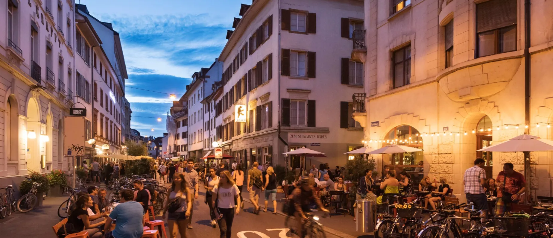 Die Kleinbasler Altstadt bietet Mediterrane Stimmung am sonnenverwöhnten Rheinufer und ganz viel Leben auf Plätzen, Strassen sowie in den Bars und Restaurants der Gegend. /// The Old Town of Kleinbasel offers a Mediterranean ambiance along the sun-dren...