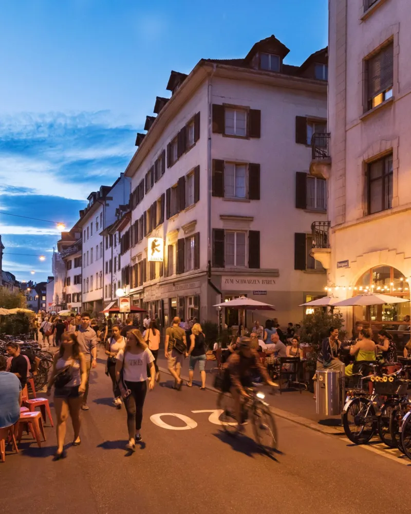 Die Kleinbasler Altstadt bietet Mediterrane Stimmung am sonnenverwöhnten Rheinufer und ganz viel Leben auf Plätzen, Strassen sowie in den Bars und Restaurants der Gegend. /// The Old Town of Kleinbasel offers a Mediterranean ambiance along the sun-dren...