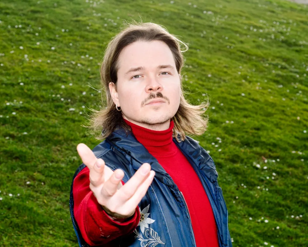 Rumgurken zu Synthie-Sound und Schlager